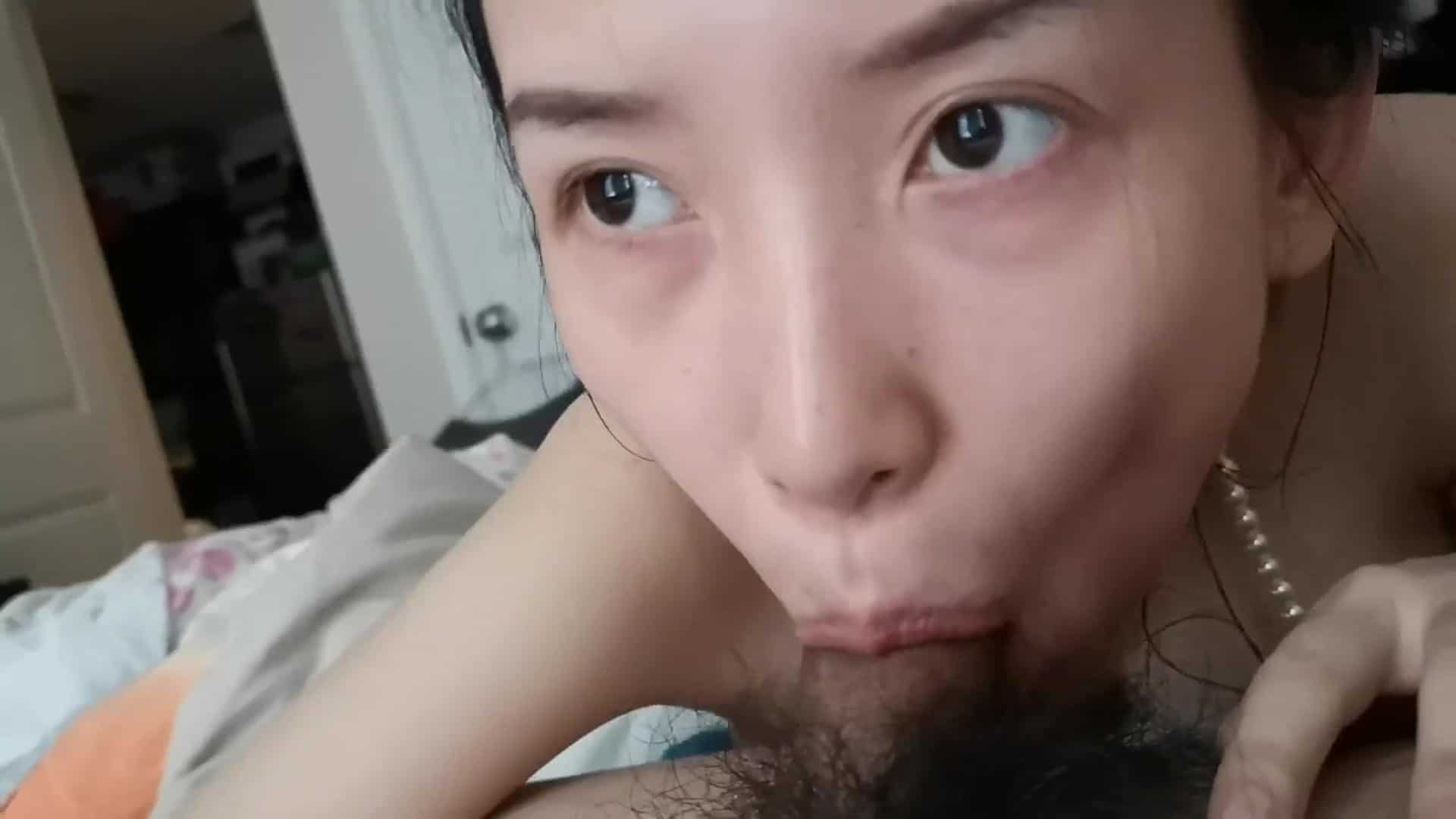 郑州大学徐媛泄密视频无水印版21分钟一边给男友口交一边给母亲打电话