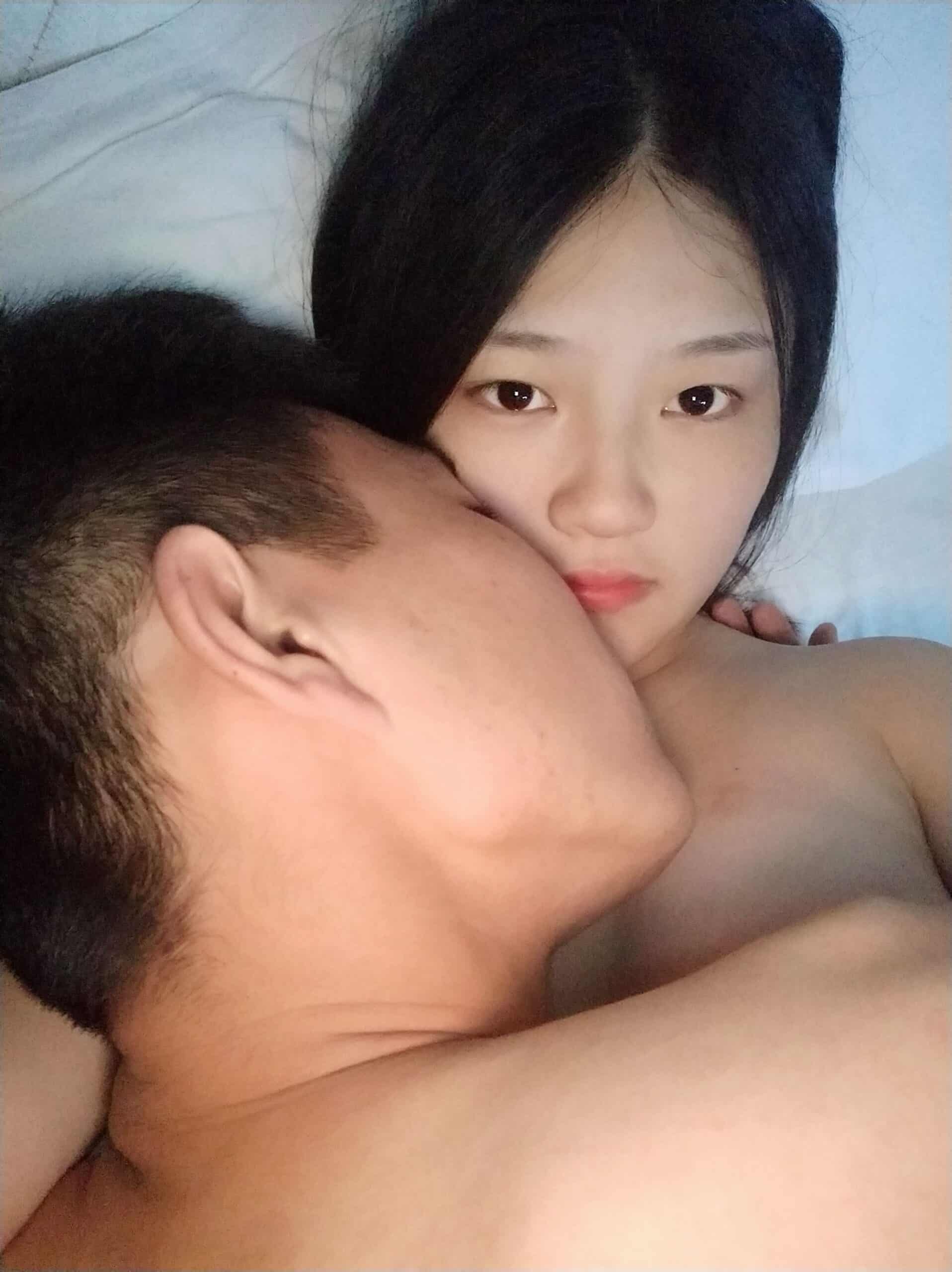 绿帽老公带着老婆和其他男人玩3P完美露脸27P/55V/8.2G